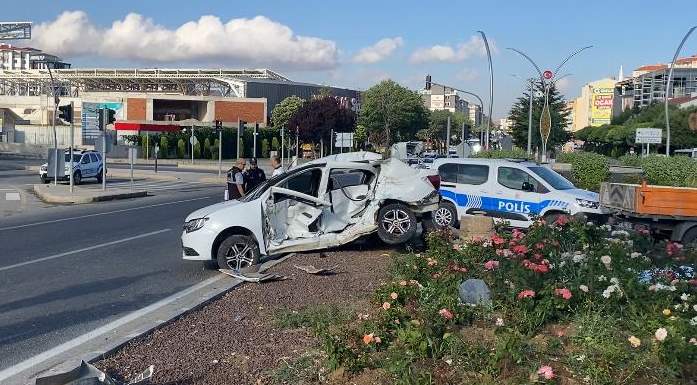 Trafik kazasında 1 kişi öldü, 2 kişi yaralandı