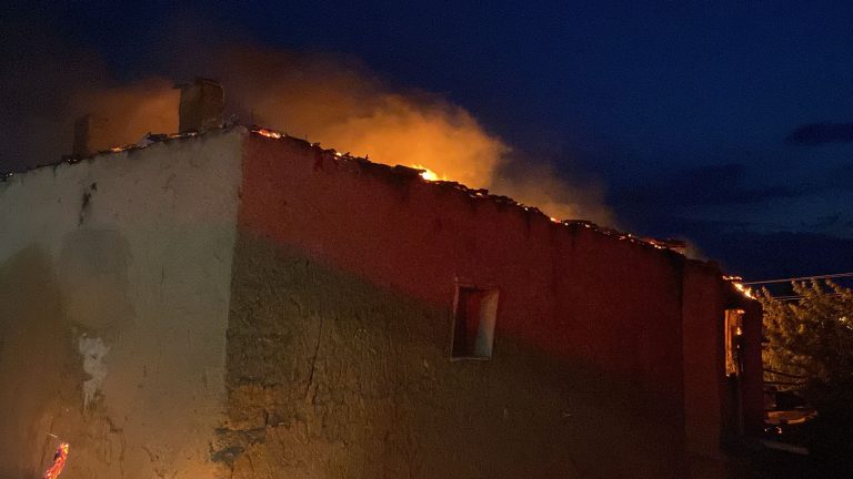 Ev yangınını itfaiye ekipleri güçlükle söndürdü