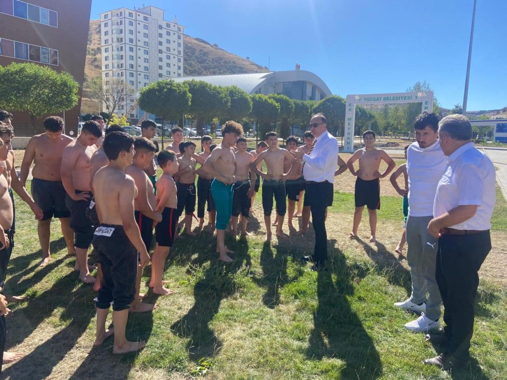 Hopur, er meydanında genç sporcularla buluştu