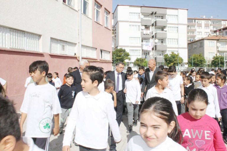 Okul kıyafetlerinde özel işaret ve desen yasaklandı