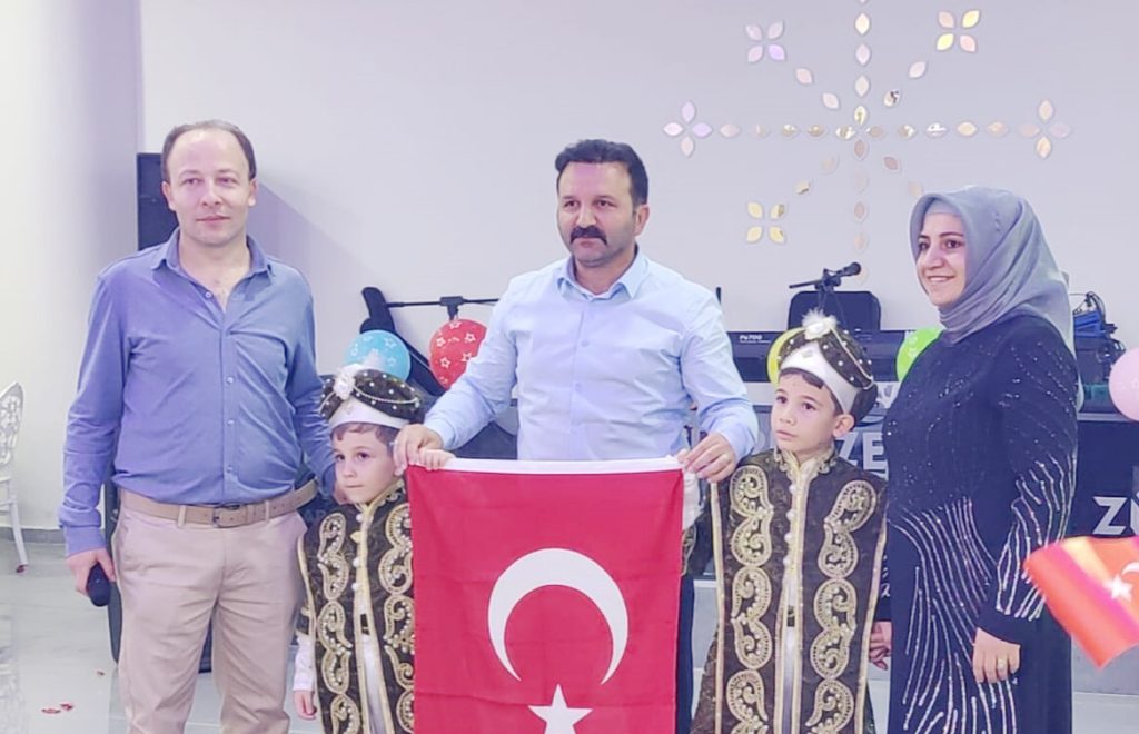 Yolcu kardeşler erkekliğe ilk adımını attı