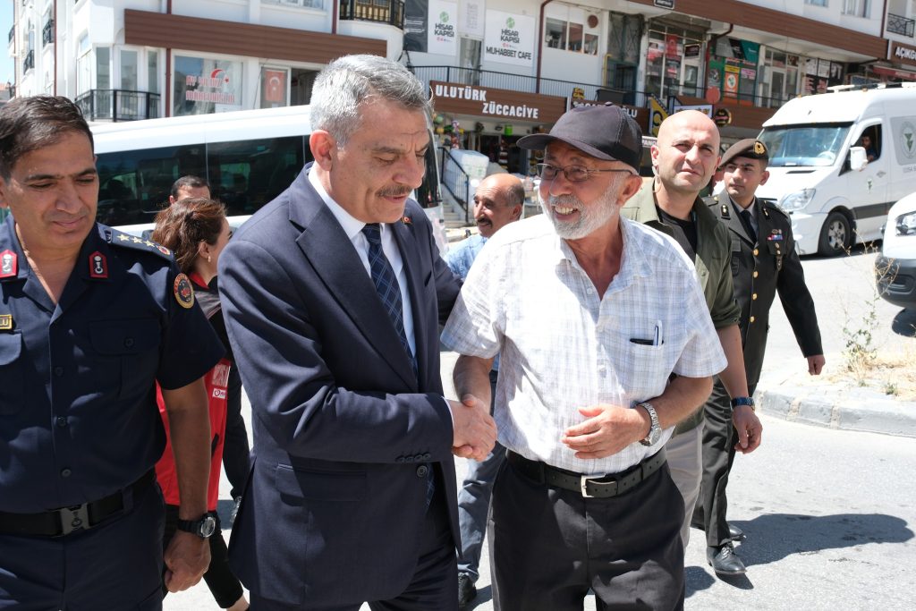 Vali Özkan, mahalle sakinleri ile bir araya geldi