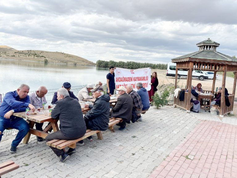 Huzurevi sakinlerinden keyifli çay etkinliği