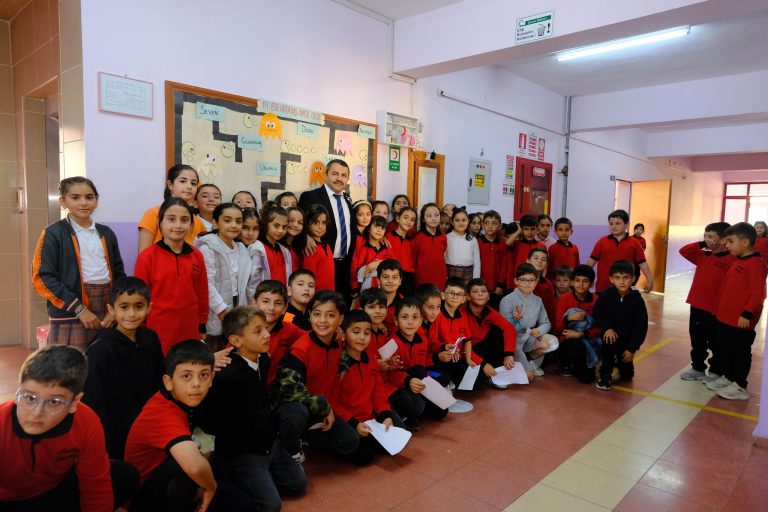 Başkan Yalçın, öğrenci ve öğretmenlerle bir araya geldi