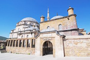 Çapanoğlu Camii’nin çevresi ışıl ışıl olacak