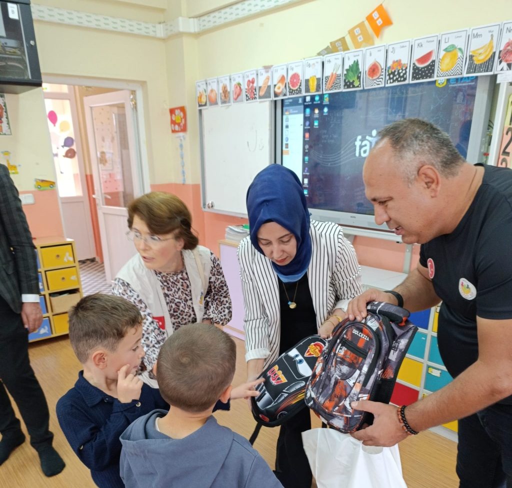 Sorgun Şefkat Eli Derneği’nden öğrencilere kırtasiye desteği