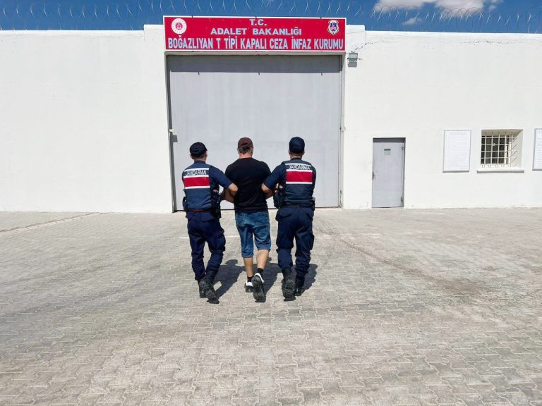 Aranan şahıslar jandarmadan kaçamadı