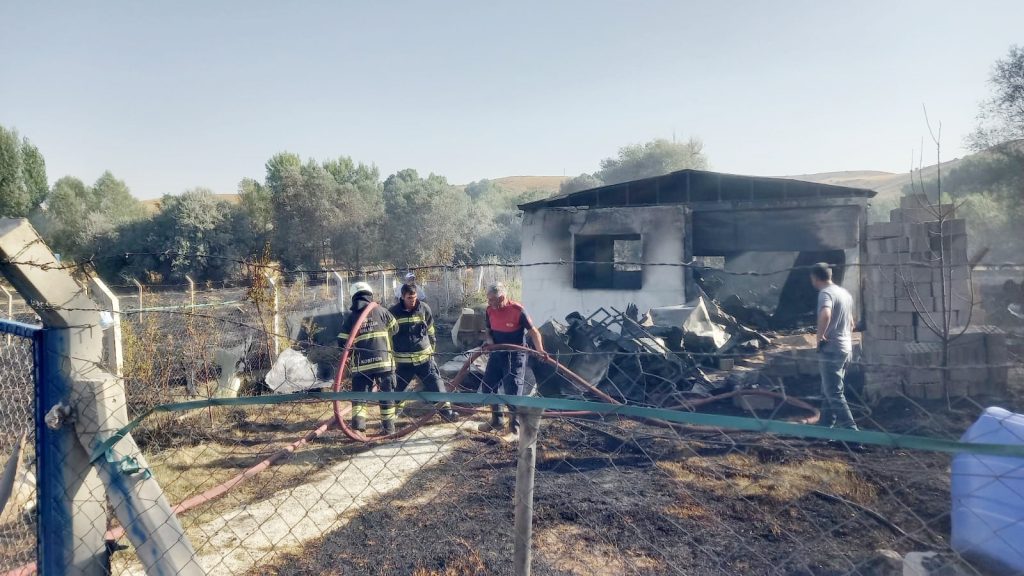Bağ evi ve 20 dönüm ağaçlık alan zarar gördü