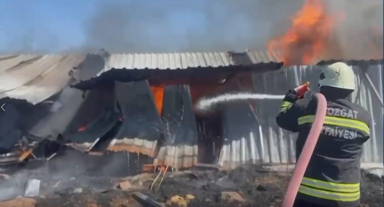 Anız yangını ahır ve samanlığı da yaktı