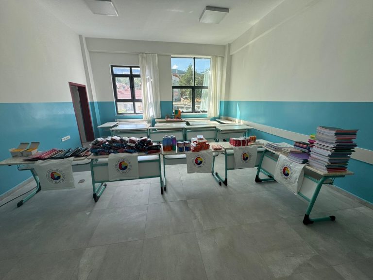 İhtiyaç sahibi 200 öğrenciye kırtasiye desteği