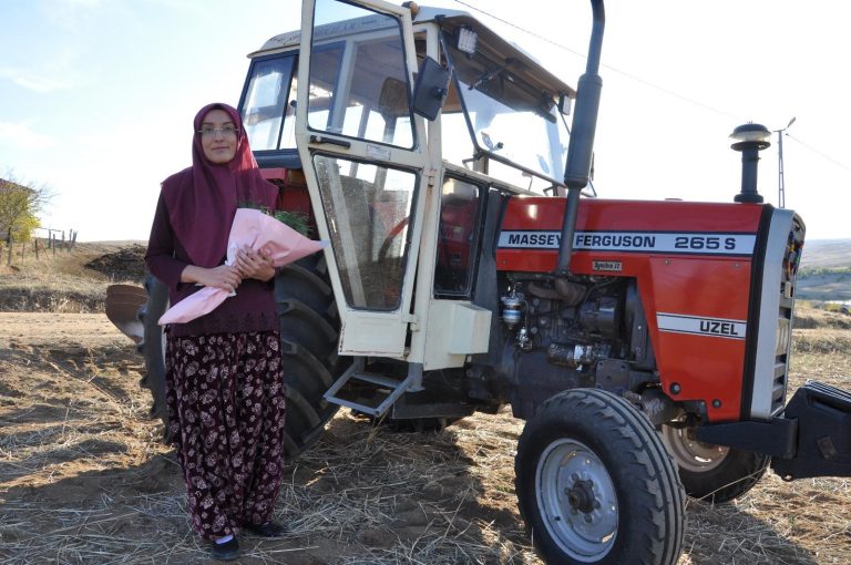 VİDEOLU HABER: Esenli’de kadın çiftçiye çiçekli sürpriz