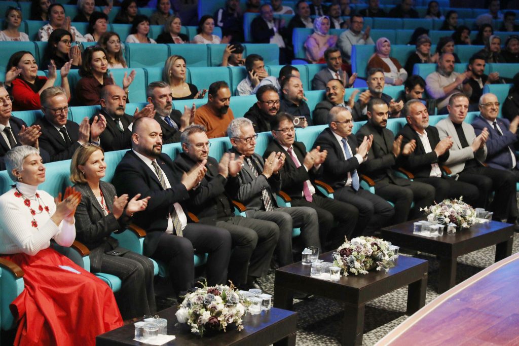 Cumhuriyet coşkusu halk danslarıyla başladı