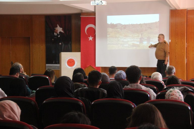 Usta Gazeteci Çelikkaya ile Fotoğrafın Dili Atölyesi