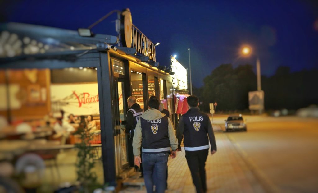 Öğrenci yurtları çevresinde denetimler sürüyor