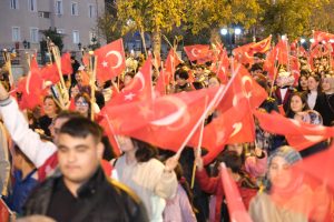 Cumhuriyet Coşkusu Fener Alayıyla renklendi