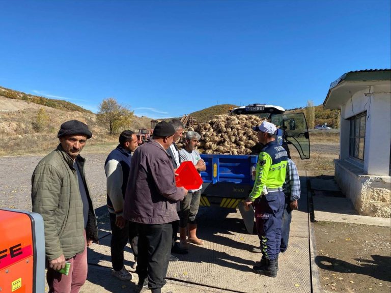 Traktör sürücülerine trafik güvenliği eğitimi