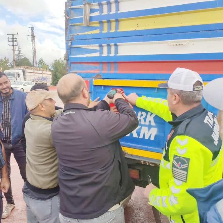 Jandarma’dan traktör sürücülerine trafik eğitimi