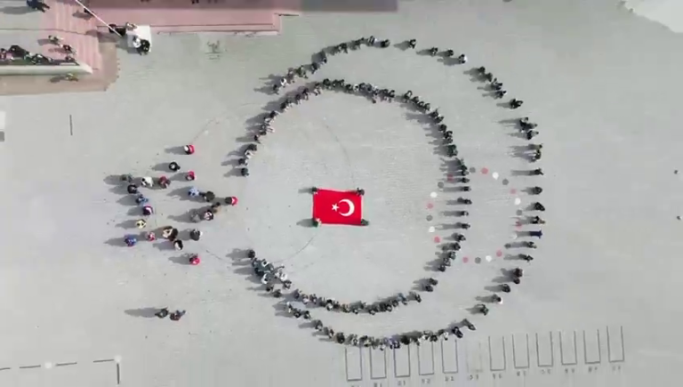 VİDEOLU HABER: Minikler Cumhuriyet için hilal ve yıldız oldu