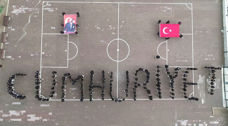 VİDEOLU HABER: Öğrenciler “Cumhuriyet” yazısıyla göz kamaştırdı