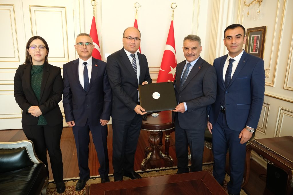 Vali Özkan, PTT’nin 185’inci kuruluş yıl dönümünü kutladı