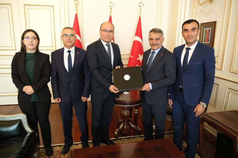 Vali Özkan, PTT’nin 185’inci kuruluş yıl dönümünü kutladı