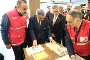 Vali Özkan’dan Kızılay sergisi ziyareti
