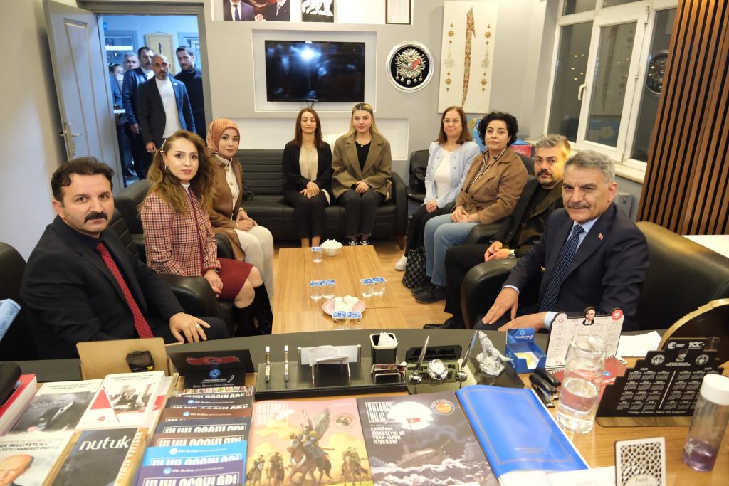 Vali Özkan, Ülkü Ocakları Yozgat İl Başkanlığını ziyaret etti