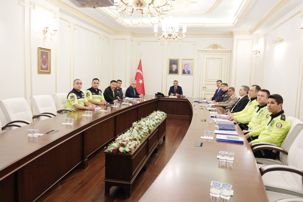 Vali Özkan başkanlığında trafik güvenliği masaya yatırıldı