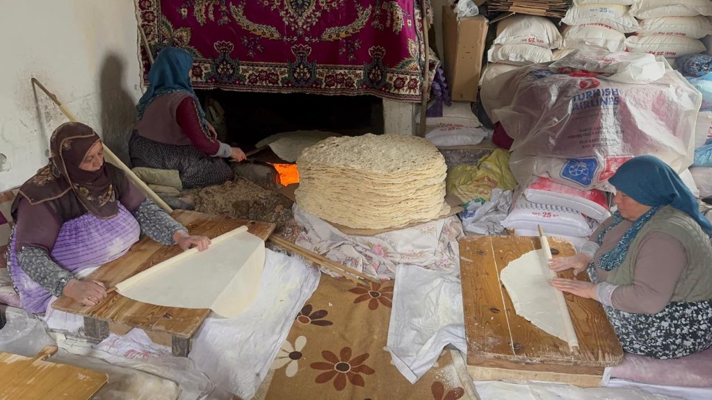 VİDEOLU HABER: Ev hanımlarının yufka mesaisi başladı