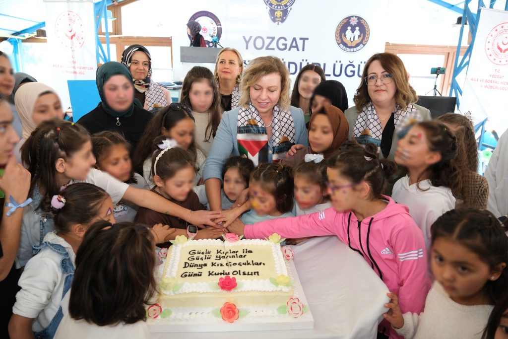 Arzu Özkan, minik misafirleriyle bir araya geldi