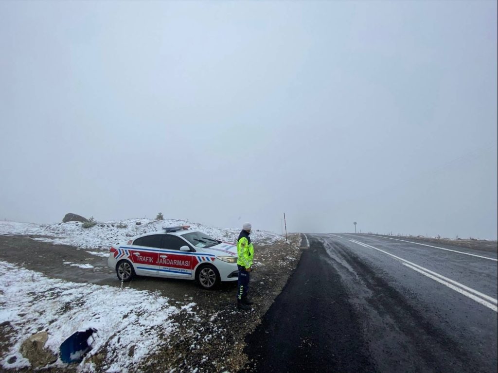 Jandarma trafik, karla mücadelede saha kontrolünde