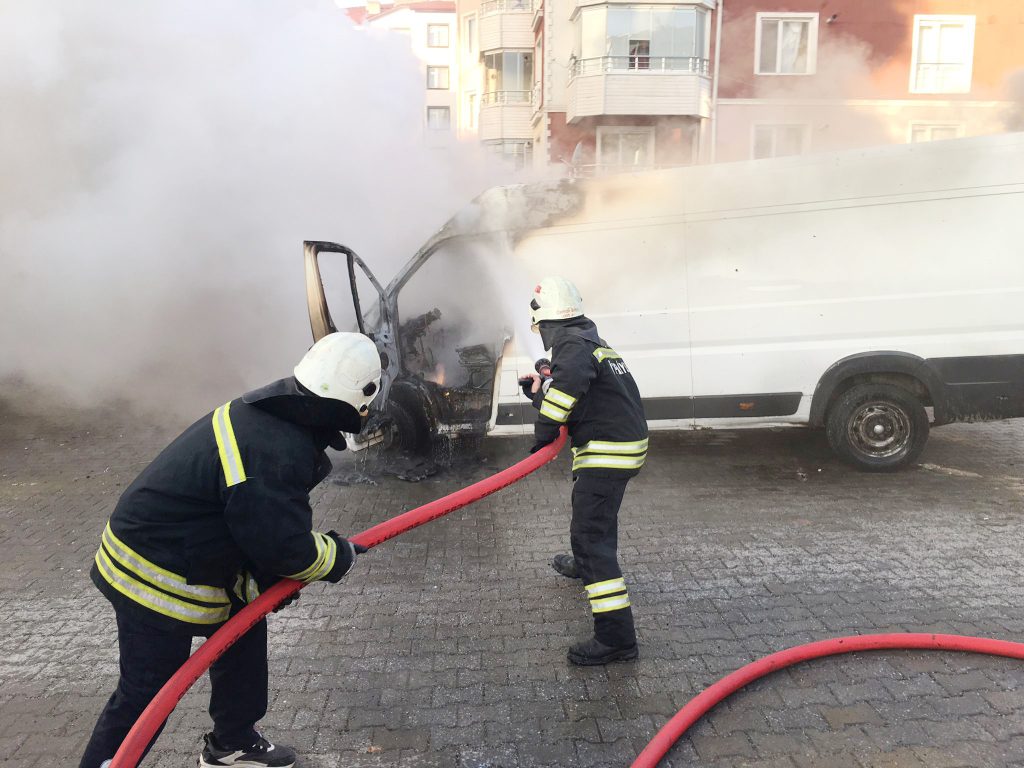 VİDEOLU HABER Park halindeki minibüs alevlere teslim oldu