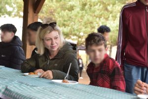 Arzu Özkan, çocuklarla çamlıkta bir araya geldi