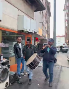 Kocasının Doğum Gününü davul zurnayla kutladı