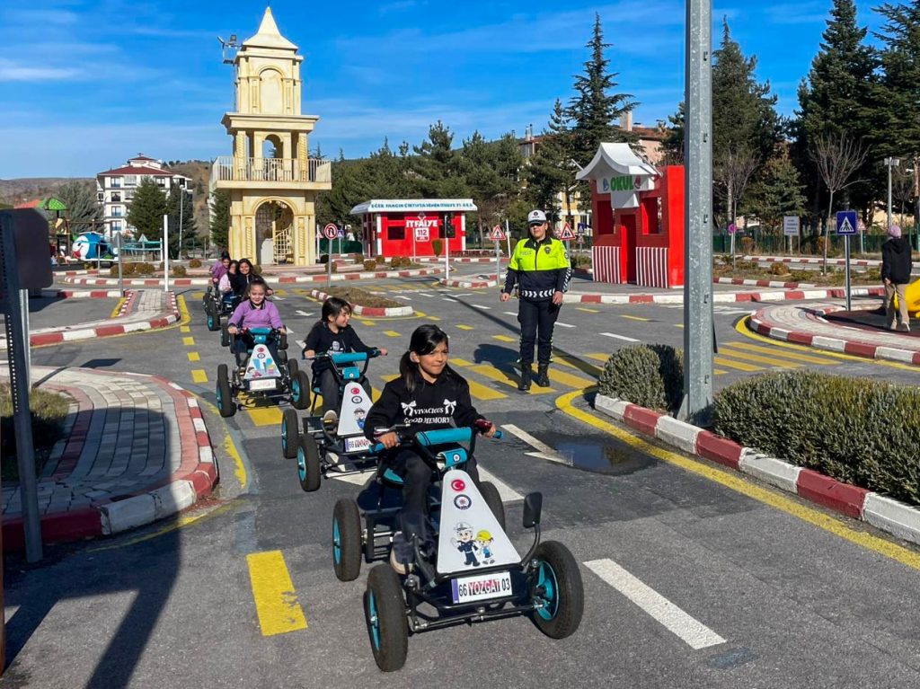   Öğrencilere güvenli trafik eğitimi