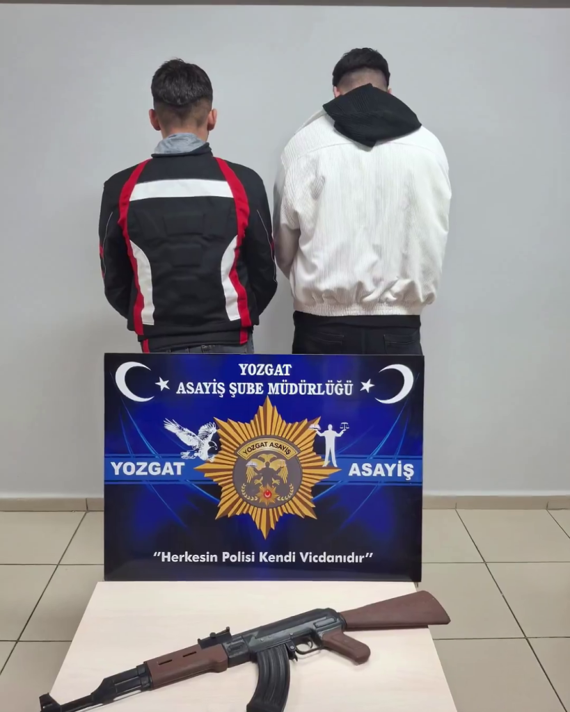VİDEOLU HABER:Motosiklet üzerinde silahlı paylaşım yapan şahıslar yakalandı