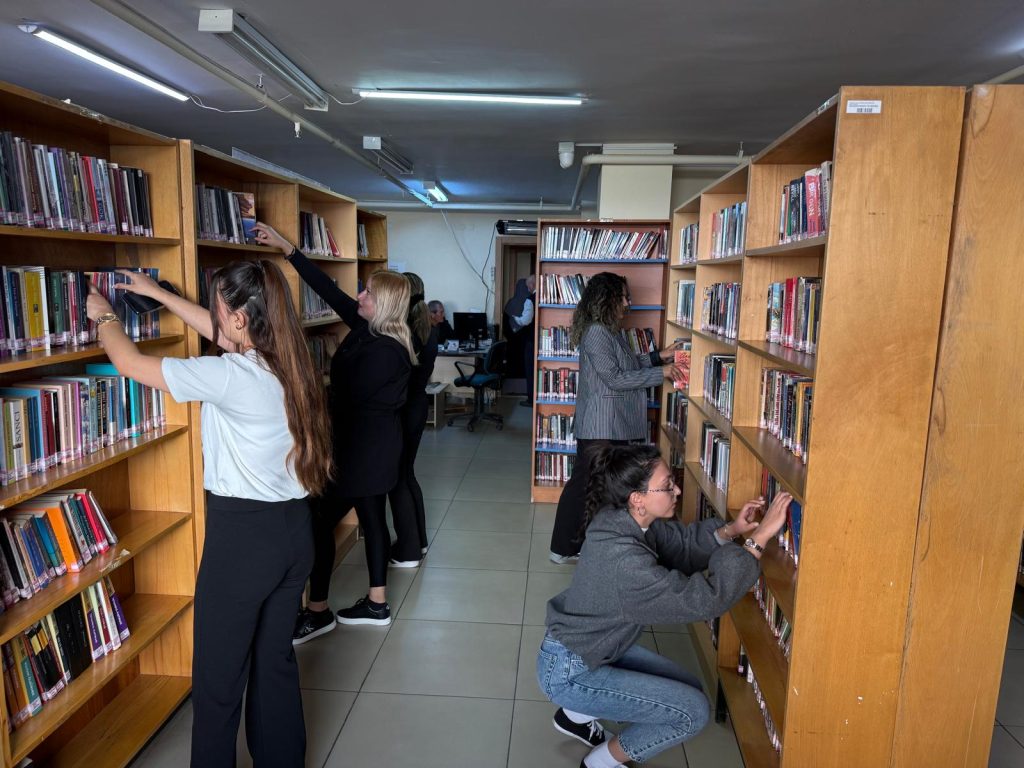 Öğrencilerinden Halk Kütüphanesi’ne anlamlı dokunuş