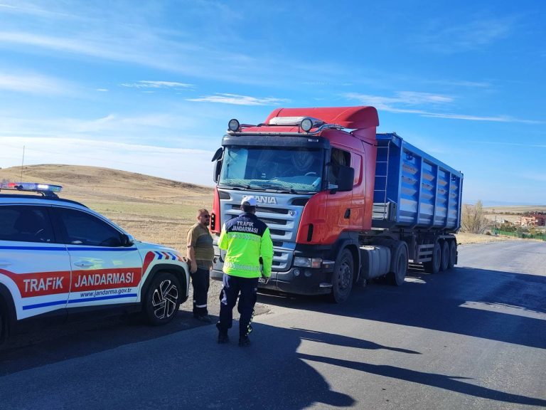 Jandarmadan yük ve yolcu taşıyan araçlara sıkı denetim