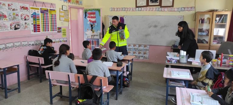 Jandarmadan öğrencilere trafik güvenliği eğitimi