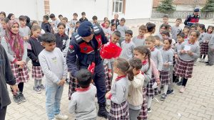 Minik yüreklerde bayrak sevgisi filizleniyor