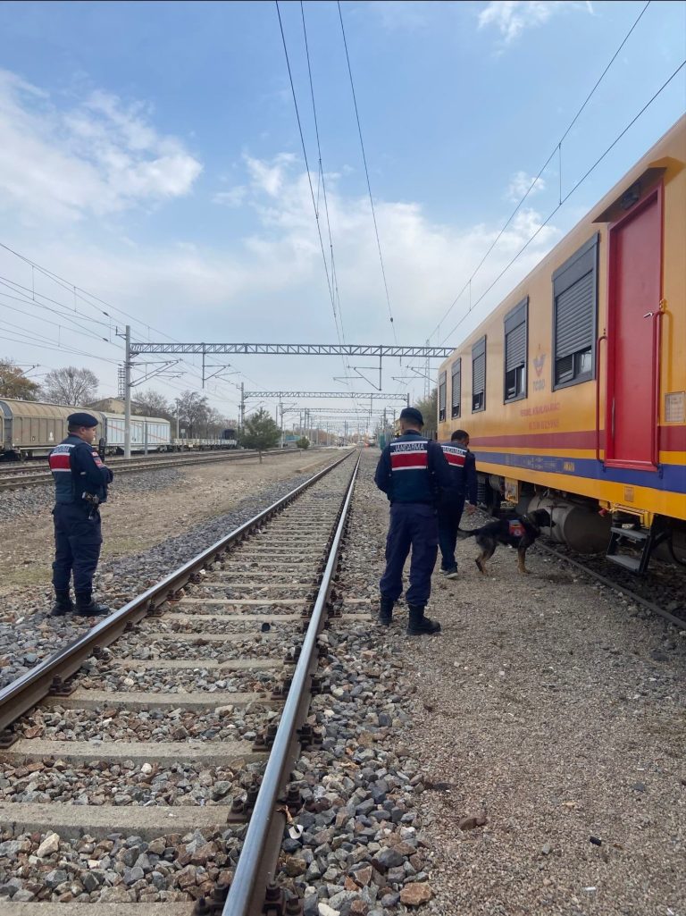 Jandarmadan tren yolu güvenlik taraması