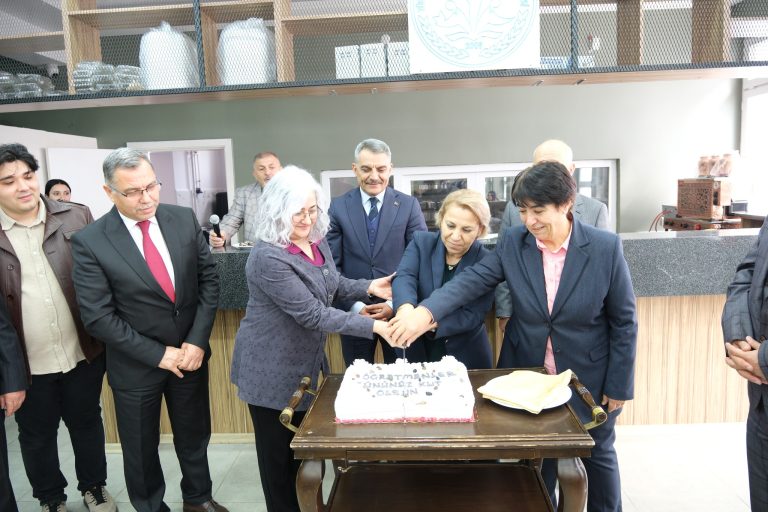 Vali Özkan Öğretmenler Günü programına katıldı