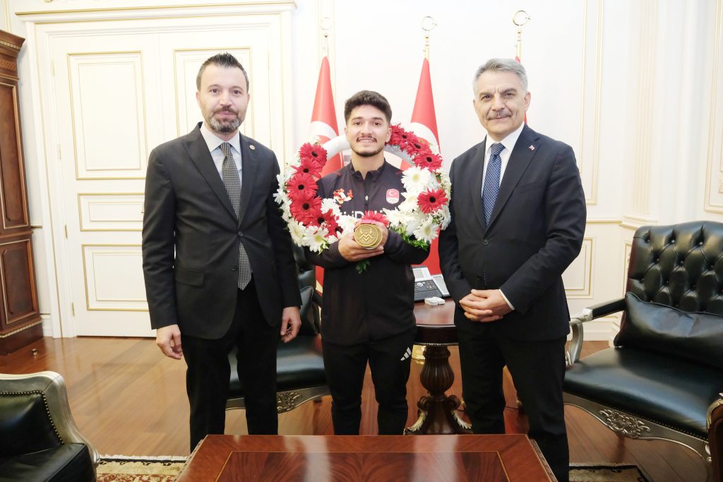Dünya Şampiyonu Özbek, Vali Özkan’ı ziyaret etti