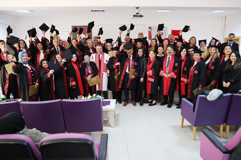 55-74 yaş arası öğrencilerin mezuniyet sevinci