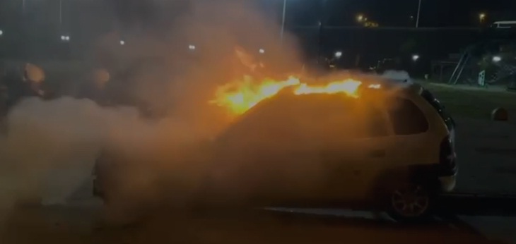 VİDEOLU HABER Park halindeki araç kundaklama şüphesiyle yandı