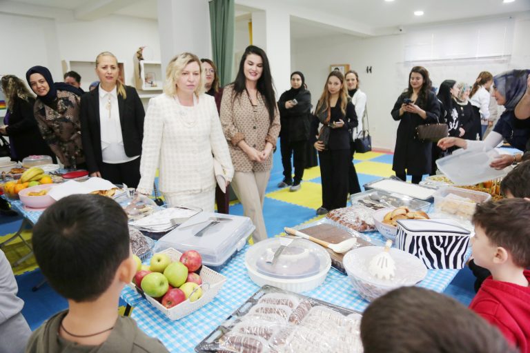 Arzu Özkan’da kermese destek oldu