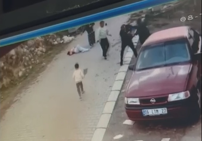 VİDEOLU HABER Boşanma aşamasındaki eşini ve kayınpederini bıçakladı