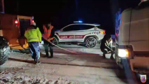 Jandarmadan karda mahsur kalan vatandaşlara yardım