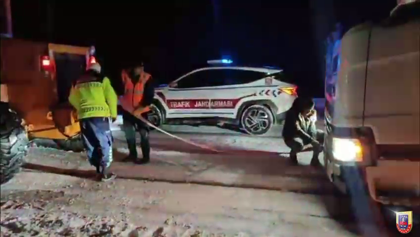 Jandarmadan karda mahsur kalan vatandaşlara yardım