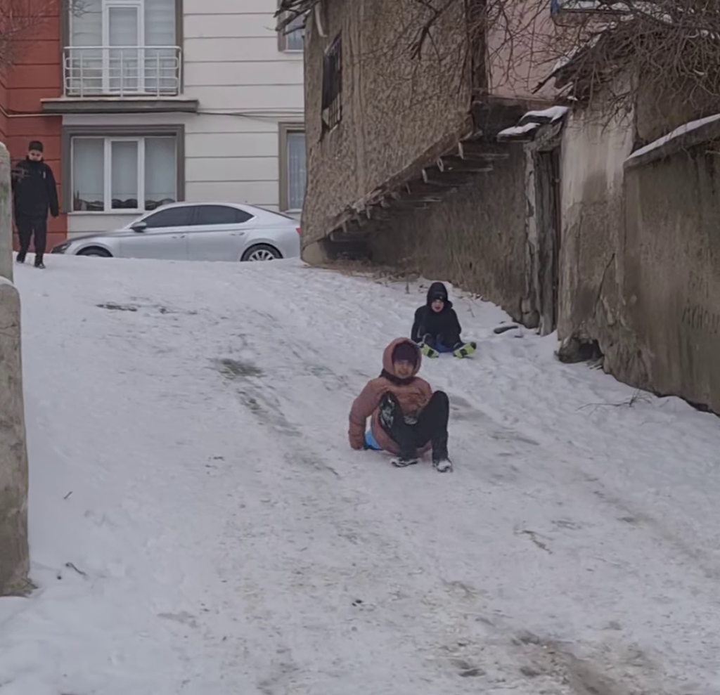 Kar tatilini fırsat bilen çocuklar sokaklara döküldü